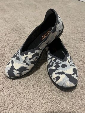 bernie mev. Women's Camouflage Knit Slip-On Flats in Black & Cream